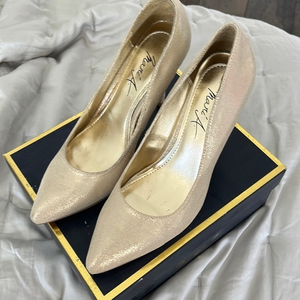 Marie‎ A Ma-gala gold metallic 9 1/2 4” heel